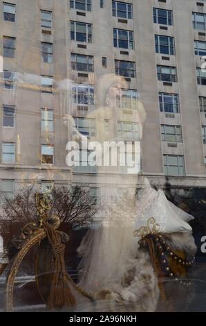 Fenêtre spectaculaire affichage à Ralph Lauren à New York le 11 décembre 2013. Banque D'Images