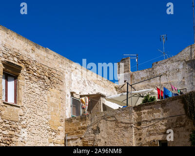 Terrasse de toit dans la pittoresque vieille ville de Gallipoli, une belle destination de voyage dans les Pouilles, Italie Banque D'Images