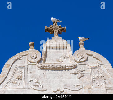 Façade toiture avec les mouettes de l'église Chiesa di Santa Maria degli Angeli à Gallipoli, une belle destination de voyage dans les Pouilles, Italie Banque D'Images