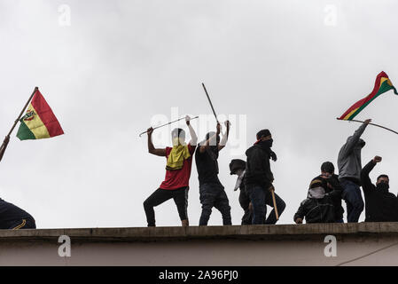 La Paz, Bolivie. 12 Nov, 2019. Au cours d'un soulèvement de protestation des prisonniers sur le toit de la prison de haute sécurité et la demande d'une amélioration de leurs conditions. La Bolivie est dans le chaos à la suite de la démission de l'ancien Président Morales, sa fuite en exil au Mexique et le sénateur Anez déclaration du président par intérim. Crédit : Ivan Perez/dpa/Alamy Live News Banque D'Images