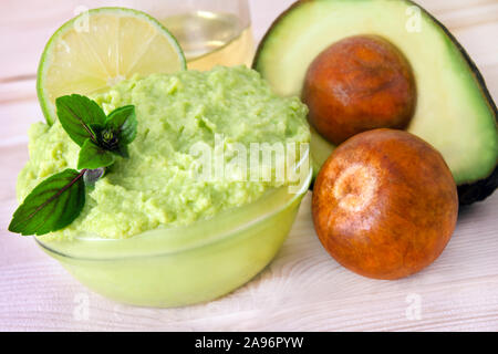 Trempette d'avocat, guacamole Banque D'Images