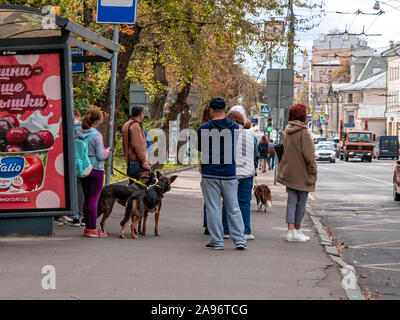 Moscou, Russie - le 14 septembre 2019 : Les gens sont à un arrêt de transport public. Les passagers en attente d'un bus sur une rue de la ville. Une femme avec deux chiens dans Banque D'Images