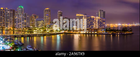 Gratte-ciel de Miami aérienne avec lumières colorées Banque D'Images