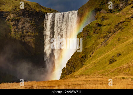 Cascade de Skogafoss et rainbow au beau jour d'automne, l'Islande. Grande attraction touristique, Banque D'Images