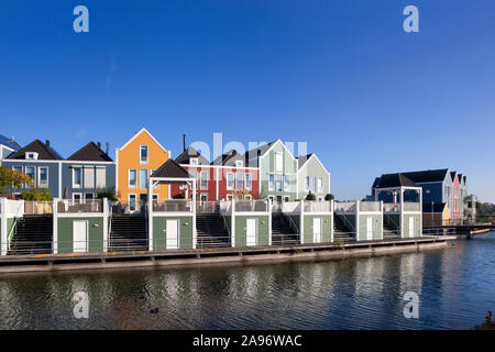 Maisons colorées entouré par l'eau dans Houten aux Pays-Bas