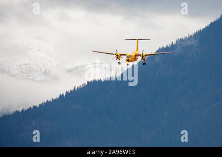 Recherche et sauvetage au Canada un CC-115 Buffalo air plane s'apprête à atterrir à l'aéroport de Pemberton lors d'une mission de formation sur l'apparence d'un jour d'automne. Banque D'Images