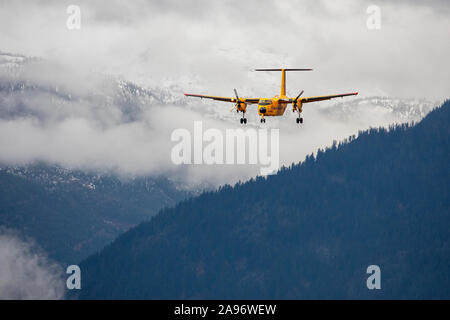 Recherche et sauvetage au Canada un CC-115 Buffalo air plane s'apprête à atterrir à l'aéroport de Pemberton lors d'une mission de formation sur l'apparence d'un jour d'automne. Banque D'Images