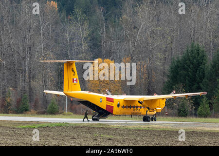 Recherche et sauvetage au Canada un CC-115 Buffalo air plane se situe sur la piste de l'aéroport de Pemberton lors d'une mission de formation sur l'apparence d'un jour d'automne. Banque D'Images