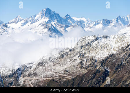 Paysage de montagne le long de la célèbre route Furkapss dans les Alpes suisses, la Suisse, l'Europe de l'Ouest Banque D'Images