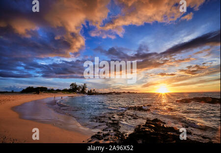 La vue juste avant le coucher du soleil en Makalawena Beach sur la grande île. Banque D'Images