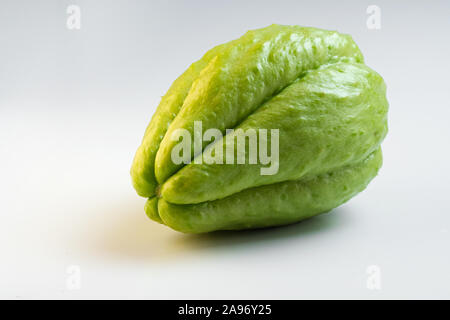 Libre de chayote vert frais isolé sur fond blanc, low angle. La cuisine exotique, le régime alimentaire et le végétarisme. Banque D'Images