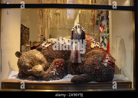 Fenêtre de vue des spectateurs l'affichage à l'Anthropologie à New York le 16 décembre 2013. Banque D'Images