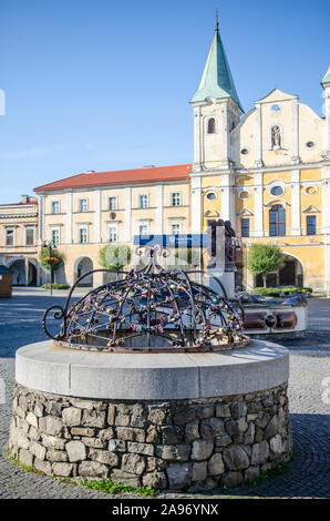 Les gens quittant les verrous sur le bien au milieu de la place du centre-ville de la ville de Zilina, Slovaquie Banque D'Images