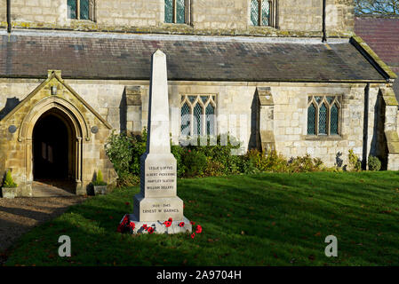 War Memorial et de l'église St Mary, dans le village de Bürglen, East Yokshire, England UK Banque D'Images