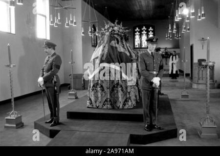 Le cercueil d'Edward VIII duc de Windsor se trouve dans l'église de l'Ascension à RAF Benson dans l'Oxfordshire, sous une vigile tenue par les officiers de la RAF avant son voyage au château de Windsor. Il avait été volé de Paris par la RAF le 31 mai 1972 Banque D'Images