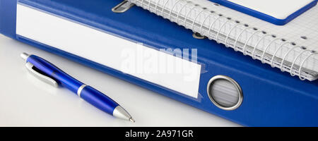 Le travail de bureau dossier bleu et stylo Banque D'Images
