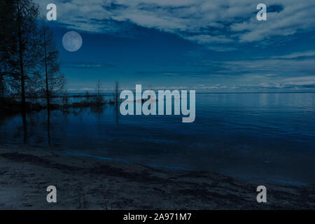 Le Canada, l'Ontario, Collingwood, Lac du Conseil de nuit, la lune est brillant Banque D'Images