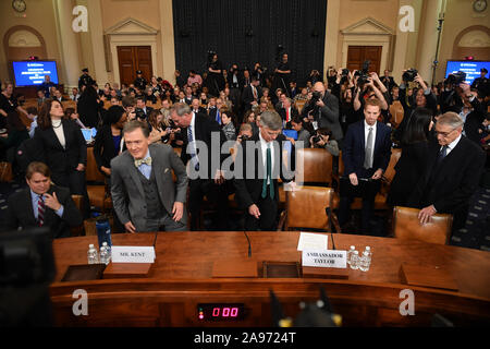 Washington, United States. 13 Nov, 2019. Washington DC, USA. 13 Nov, 2019. William Taylor, l'Ambassadeur par intérim de l'Ukraine (R), et George Kent, le sous-secrétaire d'État adjoint aux affaires européennes et eurasiennes, arriver à témoigner au cours de la Chambre House Intelligence Committee (comité des audiences sur l'impeachment Le président Donald Trump à Washington, DC le mercredi, Novembre 13, 2019. Credit : UPI/Alamy Live News Banque D'Images