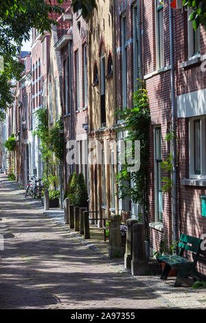 Quartier résidentiel avec des maisons de canal historique à Delft aux Pays-Bas Banque D'Images