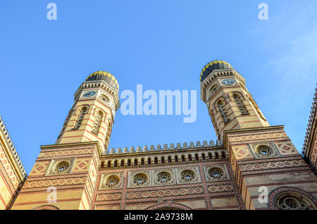 Façade latérale de la Grande Synagogue de Budapest en Hongrie. Synagogue de la rue Dohany, la plus grande synagogue d'Europe. Centre de Neolog le judaïsme. Façade ornementale et deux dômes en oignon. Haut lieu touristique. Banque D'Images