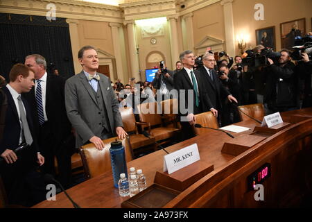 Washington, United States. 13 Nov, 2019. Washington DC, USA. 13 Nov, 2019. George Kent, le sous-secrétaire d'État adjoint aux affaires européennes et eurasiennes (L) et William Taylor, l'Ambassadeur par intérim de l'Ukraine (R), arriver à témoigner au cours de la Chambre House Intelligence Committee (comité des audiences sur l'impeachment Le président Donald Trump à Washington, DC le mercredi, Novembre 13, 2019. Credit : UPI/Alamy Live News Banque D'Images
