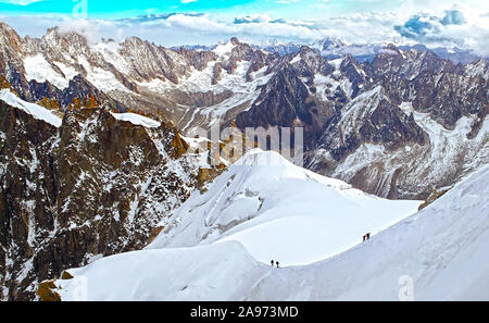 Deux groupes d'alpinistes les alpinistes à neige ascendante de la pente du glacier mer de glace. Les montagnes du massif du Mont-Blanc, Chamonix, Alpes, France. Banque D'Images