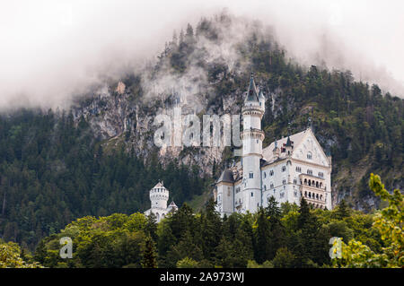 Le château de Neuschwanstein dans misty Alpes allemandes Banque D'Images