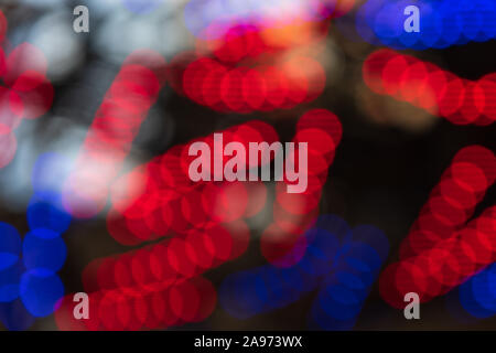Les lumières rouge et bleu fond flou. Lumières de Noël lumineux. Abstract colorful nouvelle année en toile de fond. L'image en grand format. Banque D'Images