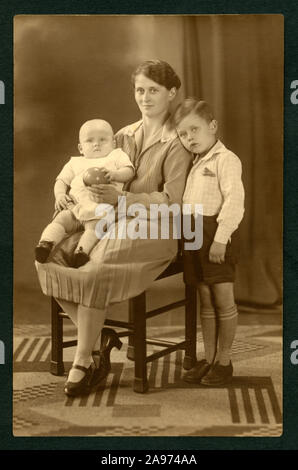 Europa, Deutschland, Hambourg, Mutter mit ihren zwei Kindern, Aufnahme in einem Fotostudio, 1930er Jahre . / L'Europe, l'Allemagne, Hambourg, la mère avec ses deux enfants, studio photo, autour de 1930th . Banque D'Images