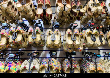 Asiatiques et orientales traditionnelles pompes à Rabat brodé, les chaussures de femmes sur l'affichage Banque D'Images