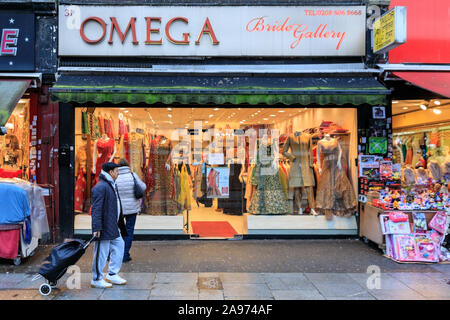 Robes de Omega et sari shop, Southall High Street, asiatique et indienne Punjabi vêtements de mode, accessoires extérieurs, les gens le shopping, Londres, UK Banque D'Images