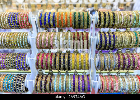 Les indiens colorés et Orientaux et Asiatiques de bangles de mode bijoux sur l'affichage de détail Banque D'Images