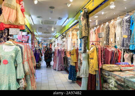 L'intérieur de vêtements asiatique indien mall et des boutiques avec des saris et des robes, Southall, London, UK Banque D'Images