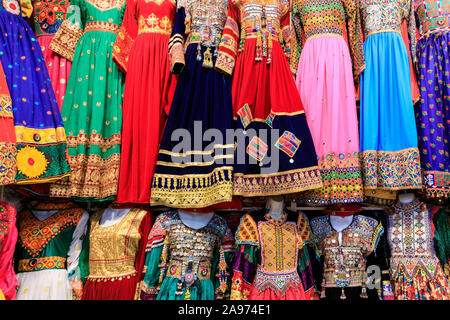 Les vêtements traditionnels et colorés dans des vêtements d'Asie Afghanistan shop Banque D'Images