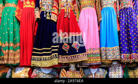 Les vêtements traditionnels et colorés dans des vêtements d'Asie Afghanistan shop Banque D'Images