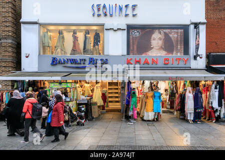 Southall High Street, asiatique et indienne Punjabi des boutiques de vêtements, la mode nuptiale et saris, extérieur, personnes shopping, Londres, Royaume-Uni Banque D'Images