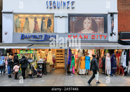 Southall High Street, asiatique et indienne Punjabi des boutiques de vêtements, la mode nuptiale et saris, extérieur, personnes shopping, Londres, Royaume-Uni Banque D'Images