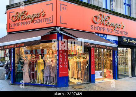 Manga's Shopping Centre, Southall High Street, asiatique et indienne Punjabi des boutiques de vêtements, la mode nuptiale et saris, extérieur, London, UK Banque D'Images