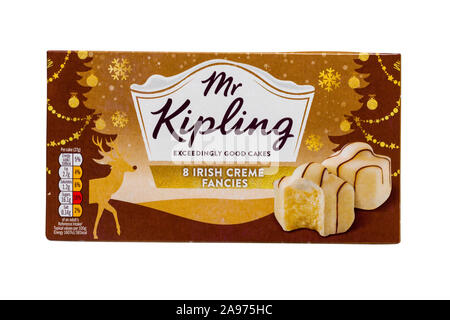 Fort de Mr Kipling 8 fantaisies de crème irlandaise extrêmement bons gâteaux isolé sur fond blanc Banque D'Images