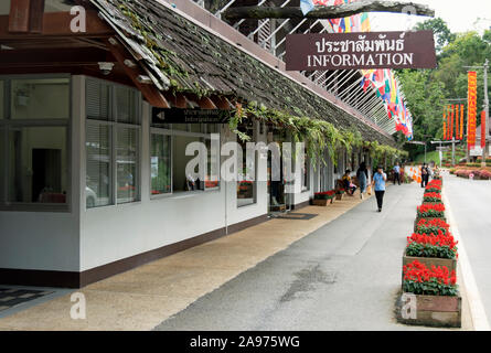 Cabane d'information avec signe en thaï et en anglais à Doi Tung royal villa, province de Chiang Rai, dans le nord de la Thaïlande Banque D'Images