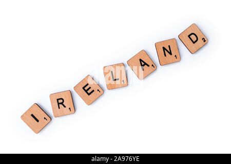 Londres, UK - 8 juillet 2019 : Le mot de l'Irlande, de l'épeautre avec lettre en bois 600x600, sur un arrière-plan uni, blanc. Banque D'Images