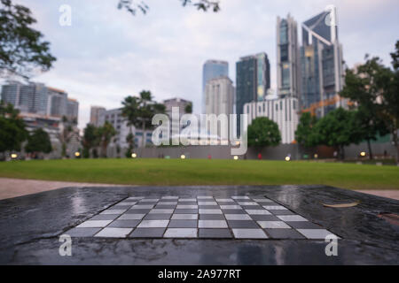 KUALA LUMPUR, MALAISIE - 06 Février 2018 : les jardins de la ville avec des gratte-ciel. Voir le conseil d'Échecs Banque D'Images