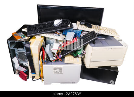 Tas de vieilles pièces d'ordinateur isolé sur fond blanc. Composants matériels utilisés en tant que clavier, imprimante ou PC. Électronique, métal, déchets plastiques. Banque D'Images