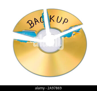 Sauvegarde sur disque optique compact cassé. Les sections endommagées de périphérique de stockage de données numériques déchiquetés. Élimination sécuritaire des dossiers secrets sur l'ancien support d'archivage. Banque D'Images