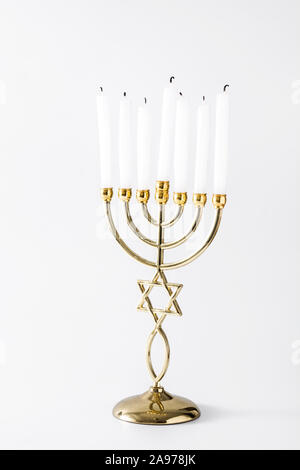 Hanukkah menorah juive isolé sur fond blanc. Copy space Banque D'Images