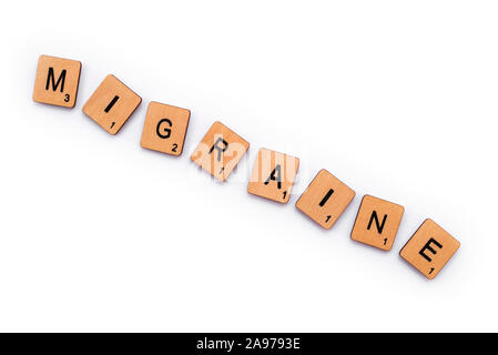 Londres, Royaume-Uni - 16 juin 2019 : Le mot migraine, de l'épeautre avec des lettres sur un fond blanc. Banque D'Images