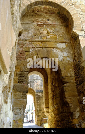 Puerta de Sevilla, Séville (Gate), le fer à cheval entrée Maure Carmona, l'une des plus anciennes villes de l'Espagne. L'Andalousie. Banque D'Images