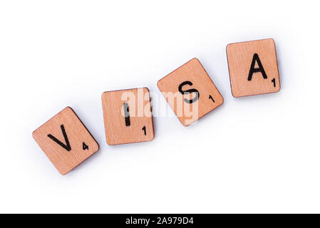 Londres, Royaume-Uni - 16 juin 2019 : Le mot VISA, l'épeautre avec des lettres sur un fond blanc. Banque D'Images
