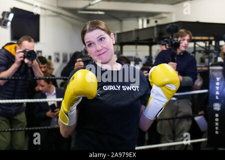 Londres, Royaume-Uni. 13 Nov, 2019. Le leader libéral-démocrate, Jo Swinson boxing à Total Boxer dans le nord de Londres.Le Boxer est un club de boxe à Crouch End qui offre une formation aux jeunes comme un moyen de les tenir à l'écart de la violence. Jo Swinson a annoncé 500 millions de livres pour combattre l'augmentation des niveaux de criminalité couteau après boxe avec le propriétaire de l'ensemble Boxer. Credit : SOPA/Alamy Images Limited Live News Banque D'Images