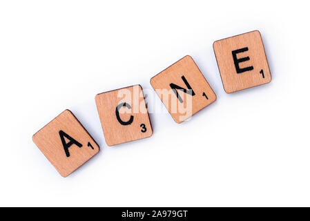 Londres, Royaume-Uni - 16 juin 2019 : Le mot l'acné, de l'épeautre avec des lettres sur un fond blanc. Banque D'Images